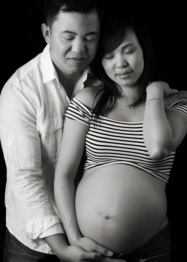alt=black and white maternity couple