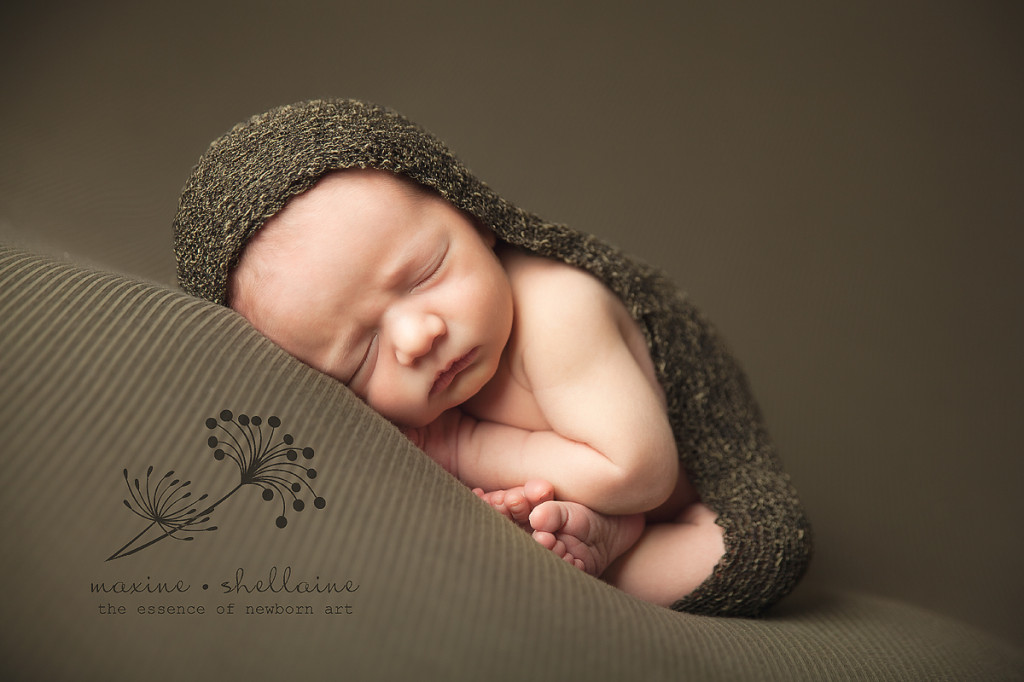 St.Albert Newborn Photography, alt=newborn on green blanket, alt=studio light newborn photography